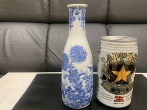 明治～大正時代製造？★伊万里焼？骨董品「十角形徳利」牡丹？雀（縁約３Cm×底約5.5Cm×高さ約17.5Cm）磁器　酒器（TM段箱保管）