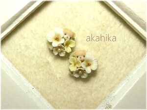 akahika*樹脂粘土花パーツ*ちびくま左右対称ブーケ・ビオラと小花・ホワイト