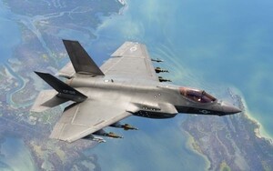 ステルス戦闘機 F-35C ライトニングⅡ 艦載型 USAF JSF ミリタリー 壁紙ポスター 特大ワイド版921×576mm はがせるシール式 011W1