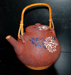  茶道具 古民芸 花生けとして 部屋のインテリアとして 陶器研究に 明治33年頃の 信楽焼 菊葉紋 鮫肌土瓶 (急須） 1個