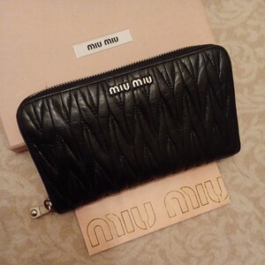 美品 定価9.3万円 miu miuミュウミュウMATELASSEマテラッセ高級Italy製ラウンドファスナー財布ブラック黒×シルバー金具 5ML506 PRADA 箱