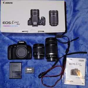 【美品】EOS Kiss X9i ダブルズームキット 1893C003 4549292083729 バッテリーパック LP-E17 バッテリーチャージャー LC-E17 ストラップ付