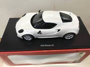 オートアート　1／18《アルファロメオ　4C 実車はフルカーボンです・欲しかった・・！》イタリヤ車は美しいですネ！《群馬発》