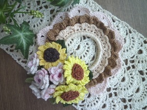 ☆ハンドメイド　レース編みシュシュ　ひまわりと小花