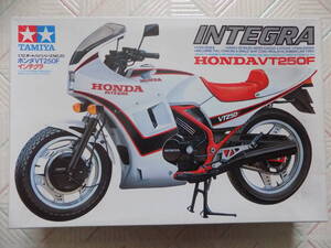 HONDA VT250F INTEGRA ( TAMIYA 1/12th SCALE MOTORCYCLE SERIES NO.30 )