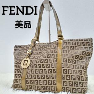 【美品】FENDI　フェンディ　トートバッグ　ハンドバッグ　ズッキーノ　ゴールド　チャーム付　キャンバス　A4可　ノートパソコン可