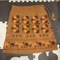 刺繍　台形スカート