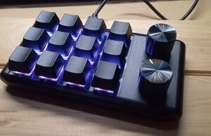 有線無線 プログラマル マクロ キーボード ホットスワップ 赤軸 黒キャップ 12KEY 2ノブ RGB LED Bluetooth.