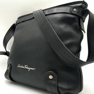 【極美品】Ferragamo フェラガモ シボ革 メンズ ビジネス メッセンジャーバッグ ショルダー PC可 大容量 斜めがけ ロゴ金具 ガンチーニ