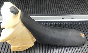 KTM 250 400 520 SX EXC 59007013300 ガソリン 燃料 タンク シート 2001-2002　FUEL TANK CPL. 9L. NAT. 2001