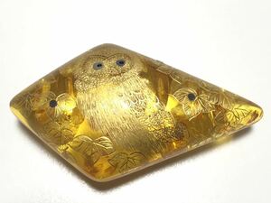 本琥珀 金蒔絵 螺鈿 9.2g 作家物 梟細工 帯留め 美品【検/こはく/コハク/アンバー/フクロウ/ふくろう】