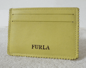 フルラ　FURLA　レザー　ライトイエロー　薄黄色　定期入れ　名刺入れ　パスケース