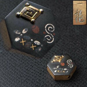 JL182 【一龍 作】金工銅地鍍金四分一金銀赤銅象嵌七宝図緒締 縦1cm 重0.9g・象嵌六角緒締 印籠道具 提げ物