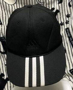 オススメ訳ありキャップ「adidas アディダス」ツバ部分の3本ラインがかっこいいスナップバックキャップ帽子CAP/54-57cm/ユニセックス仕様