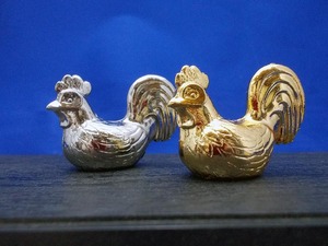 縁起物　鶏の形のオブジェ　金銀　2匹組　にわとり　gold and silver plated cock rooster trinket small object