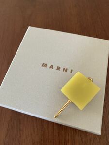 マルニ ブローチ　黄色　イエロー　アクセサリー　ゴールド　樹脂　MARNI