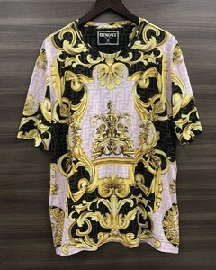 期間限定セール フェンディ FENDI VERSACE ヴェルサーチ メンズ トップス コラボロゴTシャツ カットソー 茶×ピンク 総柄 FY0936