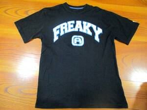 即決！実寸XL～２XLsize相当 FREAKY MASSIVE フリーキーマッシブ ワッペン柄デザイン Ｔシャツ Lsize表記