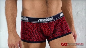 即決正規品新品 オージーバム Aussiebum WJ Pro Hipstar ボクサートランク 赤色系ジオメトリー柄 現品表記サイズ S