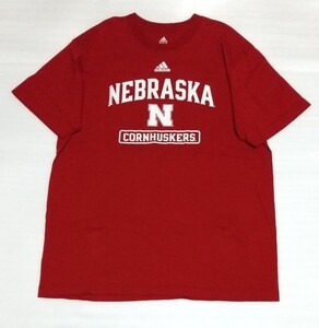 ☆adidas.com サイズXL 半袖Tシャツ 白プリントNEBRASKA CORNHUSKERS スポーツ紅レッド赤色ウェアCOTTONティー フアッションTEE アディダス