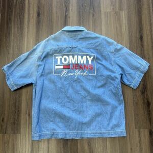 オ　TOMMYJEANS トミージーンズ 半袖　デニム　シャツ　ビックロゴ　刺繍　トップス　L