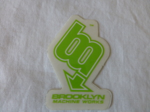 BROOKLYN MACHINE WORKS・NEW YORK ステッカー BROOKLYN MACHINE WORKS・NEW YORK 黄緑ｘホワイト BROOKLYN MACHINE WORKS