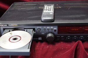 A&P　TASCAM：CDRW700」CDレコ－ダ：リモコン付き：再生可能（現状渡）