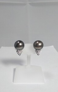 Pt黒蝶真珠ダイヤピアス！10mm珠。D0.12ct.。窪み有り。