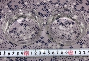 出品前に洗浄済み ガラス製 小鉢 2枚 重ね収納可能 昭和レトロ 小皿 トレー glassware 未使用 牧歌的デザイン 風車 チューリップ 針葉樹