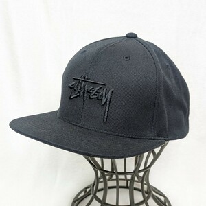 【ほぼ未使用】STUSSY ステューシー キャップ CAP 帽子 スナップバック 男女兼用 ユニセックス ブラック 黒 刺繍 ロゴ