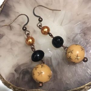 ハンドメイド 　星模様の丸いアクリルビーズのピアス　イエロー