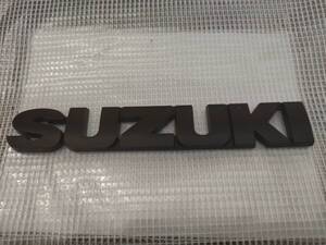 【ゆうパケット送料込】SUZUKI(スズキ) 3Dエンブレム(両面テープ付) マットブラック 縦2.5cm×横15.2cm プラスチック製　