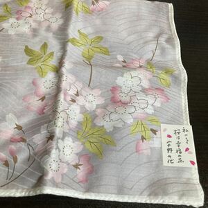 新品☆レディース　大判ハンカチーフ 約50cm 宇野千代　桜 ★小風呂敷　ミニスカーフ　和風　ゴールド使い 淡いパープル地