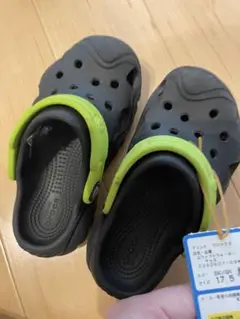 Crocs キッズサンダル ブラック/グリーン 17.5cm