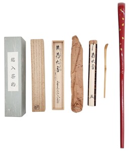 ≪茶道具≫ 大徳寺派 蓬春寺【法谷文雅】桜筒 白竹 朱塗桜蒔絵 茶杓 『銘 花吹雪』【宮下竹憲 作】 桐共箱 紙外箱 真作保証