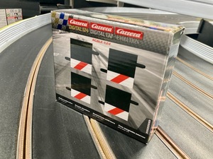 Carrera 20020589 1/4ストレート用サイドショルダー4枚入り