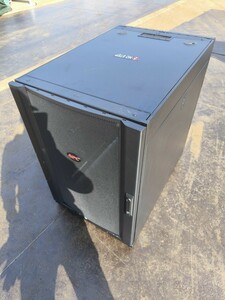 春日部引取限定 APC NetShelter SX サーバー ラック エンクロージャ 18U 925H x 600W x 903Dmm 鍵あり ネジ付 付属品写真9番展示済