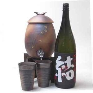 信楽焼・明山窯 焼酎サーバー 火色金小紋 2200ｃｃ(専用木台付き)+備前金彩焼酎ペアカップ+濱田酒造 芋焼酎 結（ゆい）芋