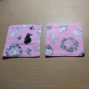 ハンドメイド☆コースター☆ペア２枚☆うさぎ白ウサギ黒ウサギ☆バラ花