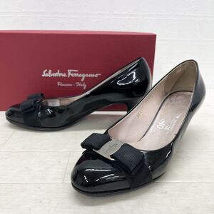 和570★⑥ 箱付 Salvatore Ferragamo サルヴァトーレフェラガモ パテントレザー エナメル パンプス ヒール 6.5 D ブラック レディース