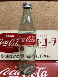 ★Coca-Cola Coke コカ・コーラグッズ空瓶 1リットル　昭和レトロガラスボトル キャップ付き　赤ラベル