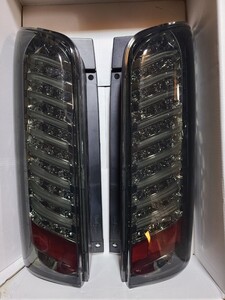 新品同様! 未使用 キャラバン NV350 スモーク ファイバー インナーメッキ テールランプ LED