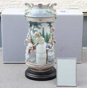 リヤドロ LLADRO 庭園の貴婦人たち　淑女の庭　LADIES IN THE GARDEN VASE 500体限定　陶器人形　置物　フィギュリン 台座　箱付き　No1900