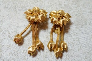 820 海外製 ゴールドカラー イヤリング 両耳揃い ヴィンテージ アクセサリー アンティーク 耳飾り 装飾品