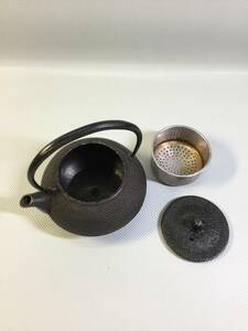 S985☆南部鉄器 南部 特製 鉄瓶 急須 茶器 茶道具 煎茶道具 アラレ あられ 刻印あり 茶こし付き 鉄分補給 工芸品 金属工芸品 中古