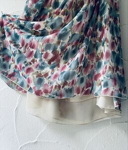 美品：スカート ギャザー　フレアスカート　透かし　オーガンジー ピンクとグリーンの柄　 Ｍ
