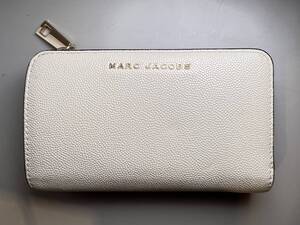 B)MARC JACOBS マークジェイコブス 財布 レディース オフホワイト ベージュ 白 ゴールド 使いやすい K19