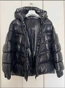 雑誌掲載　人気　MONCLER モンクレール　CLAIR　　ロゴ　ダウン　フルジップ CLAIR GIUBBOTTO 黒　 デュベティカ