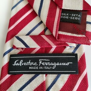 Salvatore Ferragamo(サルヴァトーレフェラガモ)赤ストライプネクタイ