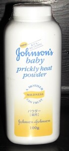 《新品！化粧品｝Johnsons babyパウダー[薬用] Johnson&Johnson 100ｇあせも/ただれ/おむつかぶれ等に！ 少量手に取りつけて下さい。980円